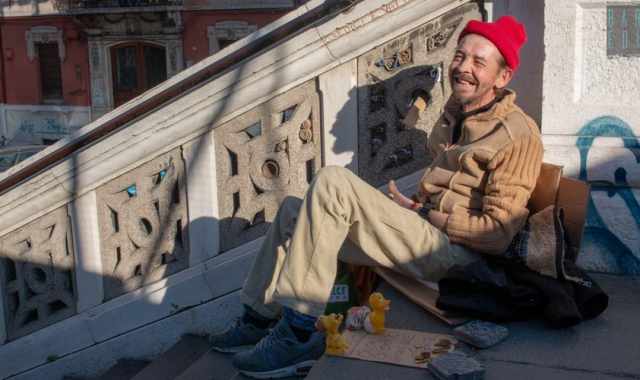 Bari, la storia di "Marco buongiorno": il clochard che saluta tutti con un sorriso